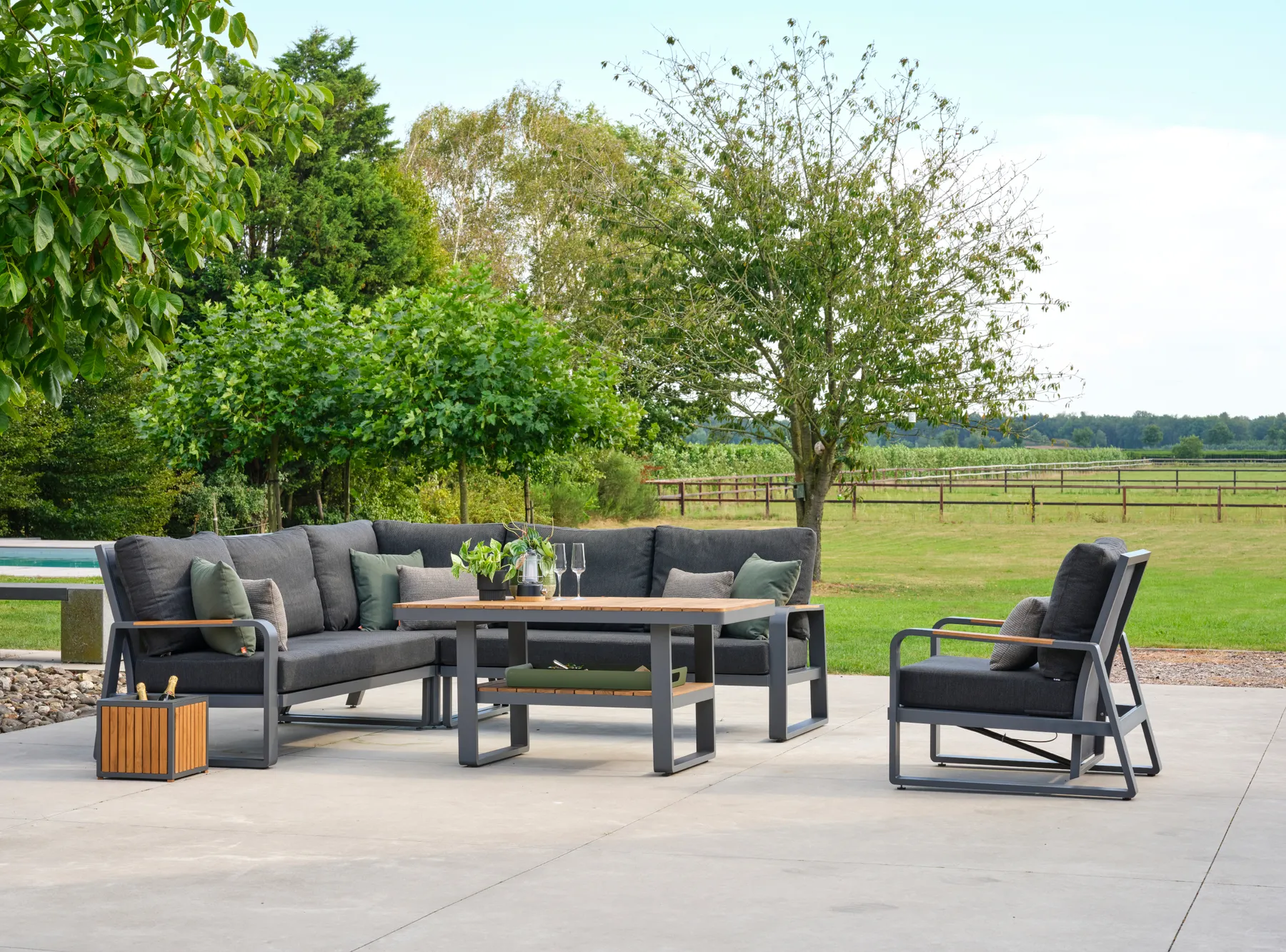5 Tips for Creating a Mix-and-match Outdoor Furniture Set